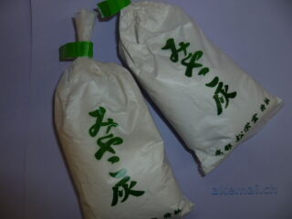 Japanische Räucherasche aus Reisstreu